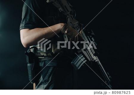 武装した人物 80987625