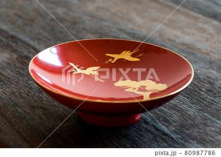 漆塗りの盃 80987786