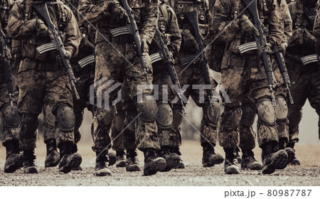 武装した自衛官 80987787