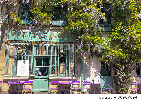 パリのおしゃれなレストラン 80987894