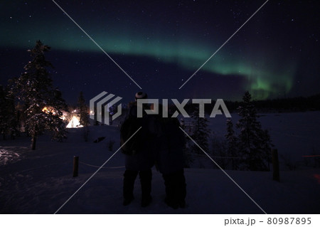 カナダイエローナイフのオーロラを眺める2人 80987895