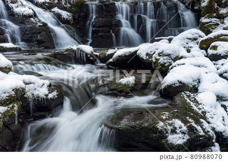 冬の雪景色の菊池渓谷裏渓谷 80988070