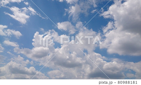 見ているだけで、吸い込まれそうな、大きな空 80988181