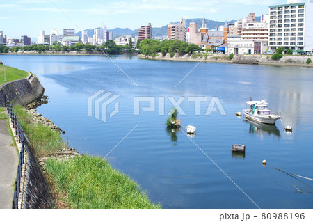 2021年8月6日太田川河畔から眺めた広島の街並み 2021年8月6日太田川河畔から眺めた広島の街並み 80988196