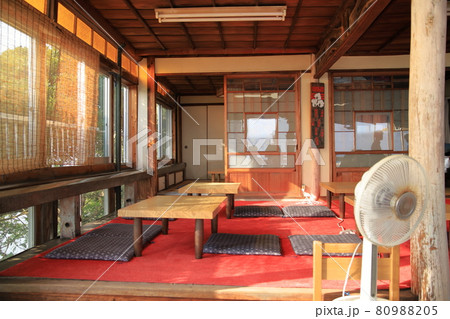 食事処の座敷に西日差す　赤絨毯と簾の和室 80988205