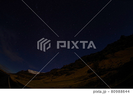 満天の星空　アイスランドの冬　大自然　透き通った空気 80988644