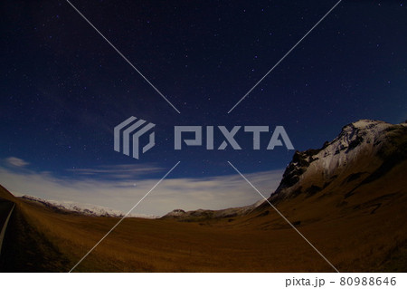 満天の星空 アイスランドの冬 大自然 透き通った空気 満天の星空 アイスランドの冬 大自然 透き通った空気 80988646