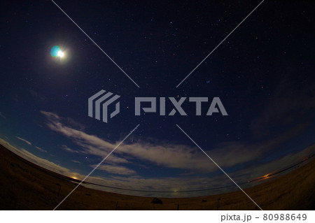 満天の星空 アイスランドの冬 大自然 透き通った空気 満天の星空 アイスランドの冬 大自然 透き通った空気 80988649