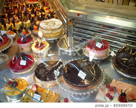 パリの街角で見つけたパティスリー パリの街角で見つけたパティスリー 80988650