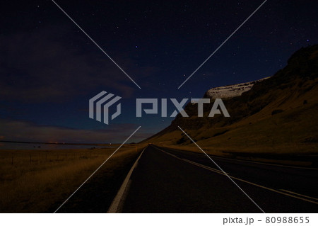 満天の星空 アイスランドの冬 大自然 透き通った空気 満天の星空 アイスランドの冬 大自然 透き通った空気 80988655