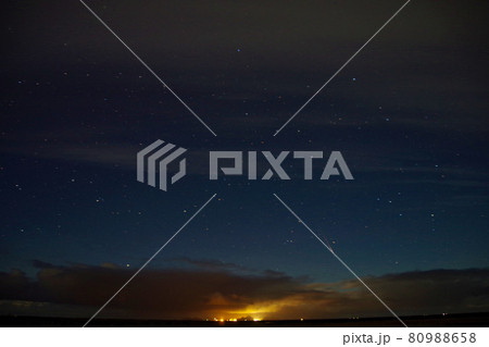満天の星空 アイスランドの冬 大自然 透き通った空気 満天の星空 アイスランドの冬 大自然 透き通った空気 80988658
