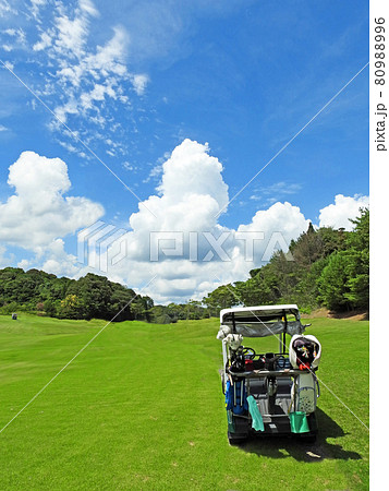 夏ゴルフ緑のフェアウエイと青空に白い雲 夏ゴルフ緑のフェアウエイと青空に白い雲 80988996