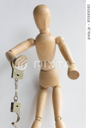 手錠をかけられたデッサン人形 80989080