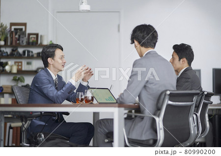 ビジネスマン会議イメージ ビジネスマン会議イメージ 80990200