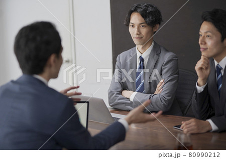 ビジネスマン会議イメージ ビジネスマン会議イメージ 80990212