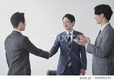 ビジネスマン会議イメージ 80990243