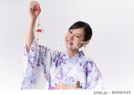 風鈴を手に持つ浴衣の女性 風鈴を手に持つ浴衣の女性 80990349