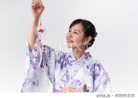 風鈴を手に持つ浴衣の女性 風鈴を手に持つ浴衣の女性 80990350
