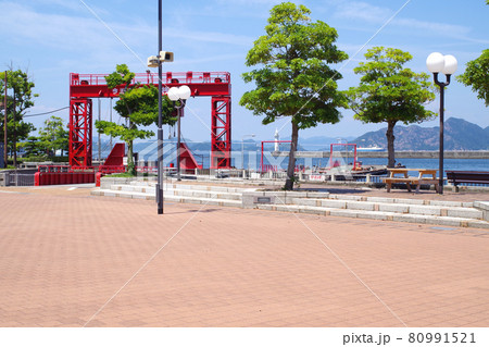 造船の町今治港桟橋の景色 80991521