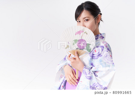うちわを手に持つ浴衣の女性 80991665