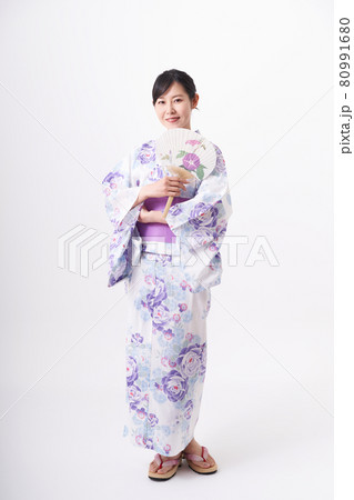 うちわを手に持つ浴衣の女性 うちわを手に持つ浴衣の女性 80991680