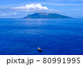 碧い海に浮かぶ小島と船 80991995