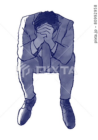 深刻に悩むビジネスマンの手描きイラスト 男性 手を組む 水彩 暗い 絶望 祈る 反省 スーツ 全身のイラスト素材