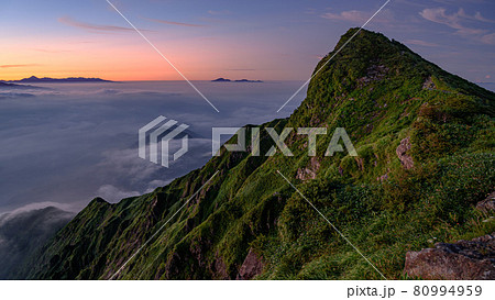 朝焼けと雲海・谷川岳トマの耳 朝焼けと雲海・谷川岳トマの耳 80994959