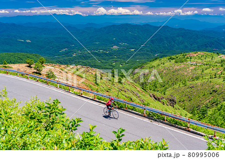 （群馬県）志賀草津道路（さわやか街道）　自転車で走る人 80995006