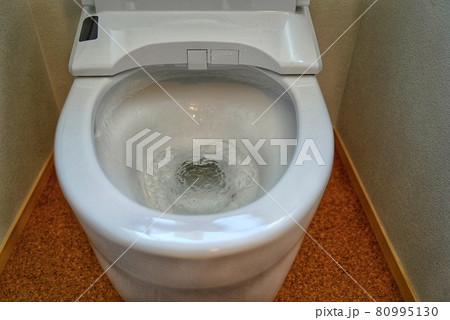 新築住宅のトイレの試運転 80995130