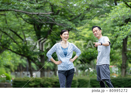 ミドルカップル ジョギング 夫婦 ダイエット 80995272