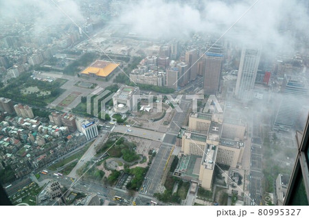 台湾、台北、台北101ビル展望台からの眺め 80995327