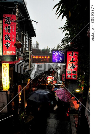 台湾、九份、豎崎路の階段に並ぶ茶芸館、大ヒット映画「非情城市」の看板 80995377