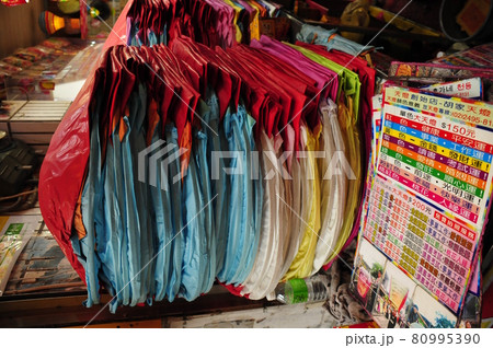 台湾、十分(じゅうふん）、天燈上げ、願い事の種類により色が変わる天燈 80995390