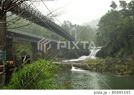台湾、十分(じゅうふん）、基隆河に架かる平渓線の鉄橋と吊り橋 80995395