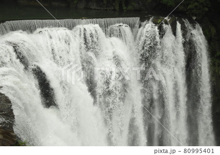 台湾、十分(じゅうふん）、十分瀑布、基隆河 80995401