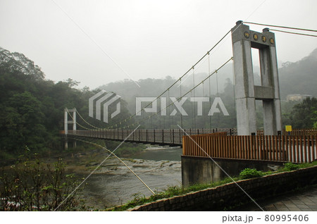 台湾、十分(じゅうふん）、基隆河に架かる四廣潭橋 80995406