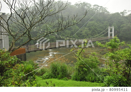 台湾、十分(じゅうふん）、基隆河に架かる四廣潭橋 80995411