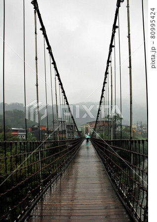台湾、十分(じゅうふん）、基隆河に架かる静安吊り橋 80995424
