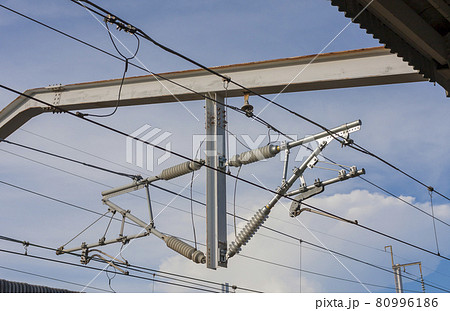 高圧電線 新幹線 電線 送電線 架線 碍子 新幹線ホームの写真素材 [80996186] - PIXTA