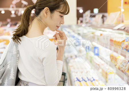スーパーで献立を考えながら買い物をする女性買い物客 80996328