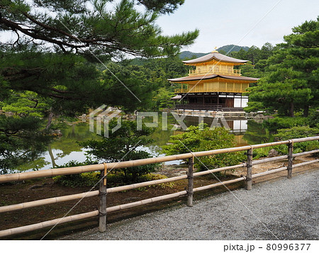 夏の金閣寺 こけらぶき屋根のふき替え後 夏の金閣寺 こけらぶき屋根のふき替え後 80996377