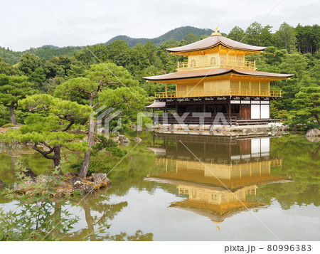 夏の金閣寺 こけらぶき屋根のふき替え後の写真素材