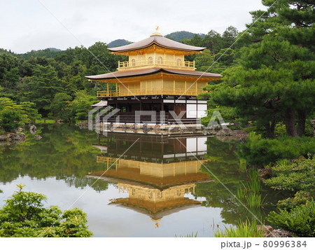 夏の金閣寺 こけらぶき屋根のふき替え後の写真素材