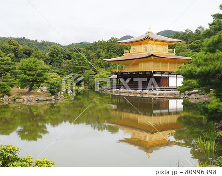 夏の金閣寺　こけらぶき屋根のふき替え後 80996398