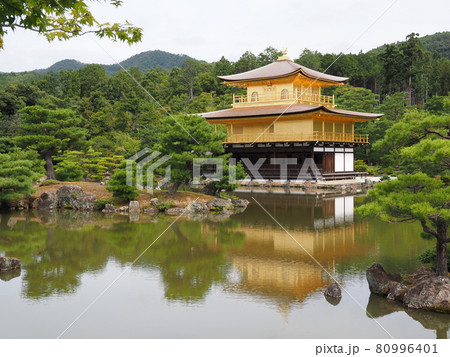 夏の金閣寺 こけらぶき屋根のふき替え後 夏の金閣寺 こけらぶき屋根のふき替え後 80996401