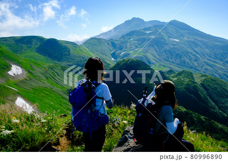 東北地方を代表する名峰、鳥海山（出羽富士）を見上げる山ガール 80996890