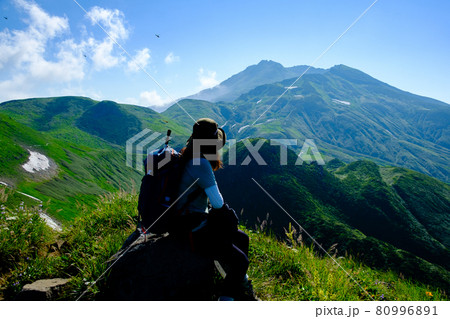 東北地方を代表する名峰、鳥海山(出羽富士)を見上げる山ガール 東北地方を代表する名峰、鳥海山(出羽富士)を見上げる山ガール 80996891