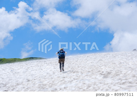 東北地方を代表する名峰、鳥海山（出羽富士）の雪渓を歩く山ガール 80997511