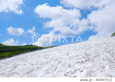 東北地方を代表する名峰、鳥海山（出羽富士）の雪渓を歩く山ガール 80997512